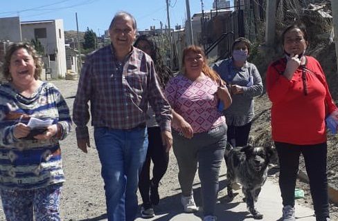 Linares caminó por distintos barrios acompañado por los vecinos