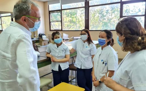 Puratich visitó el vacunatorio de la UNPSJB