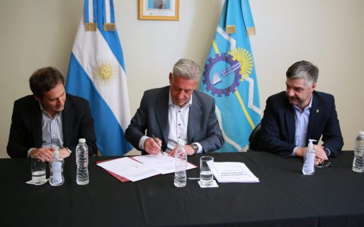 Arcioni firmó contratos para la construcción de una escuela secundaria y una comisaría en Comodoro