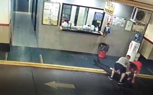 Un joven le pegó y dejó inconsciente a un playero de un estacionamiento porque encontró el auto rayado