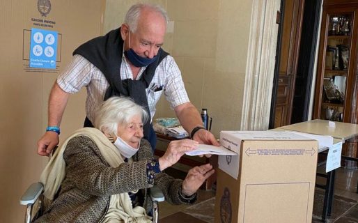 Vota desde la primera vez que lo hicieron las mujeres y una foto suya conmovió en una escuela