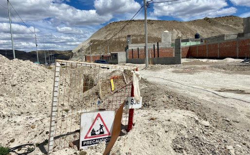 Vecinos de Las Orquídeas denuncian abandono de una obra y calles intransitables