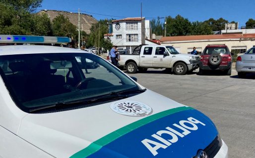 Se descompensó, chocó dos autos estacionados y murió en km. 3