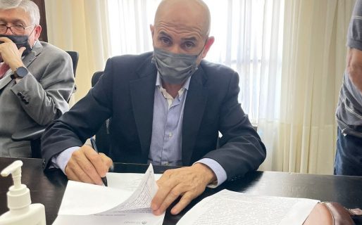 Llugdar rubricó el acuerdo que otorga un 15% de aumento para fin de año y que incluirá al aguinaldo