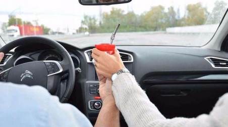 Cebar un mate en el auto es “como manejar una cuadra entera con los ojos vendados”