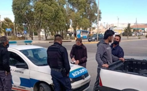 Una mujer casi se tira de una camioneta pero no quiso denunciar a su pareja