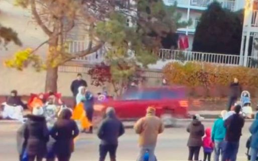 Horror en Estados Unidos: un auto arrolló a una multitud que participaba de un desfile navideño