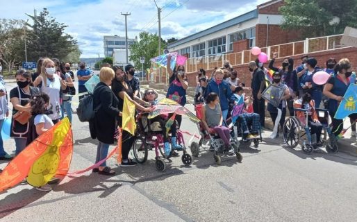 Con una barrileteada reclamaron por las obras pendientes en la Escuela Especial 514