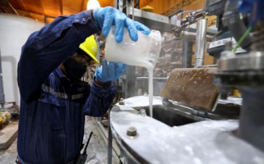 Brutal devaluación: los sueldos privados cayeron 30% en dólares