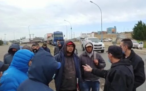 Estibadores cortan la ruta en el ingreso a Caleta Olivia