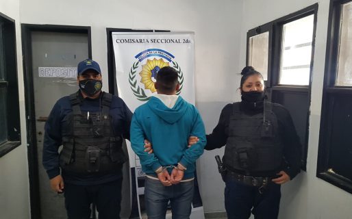 Manejaba un auto con prohibición para circular y resultó tener pedido de captura