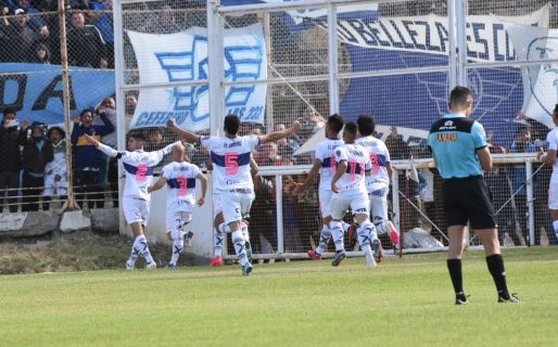 En un partido repleto de emociones y lluvia, Newbery se llevó el Clásico Comodorense con dos menos