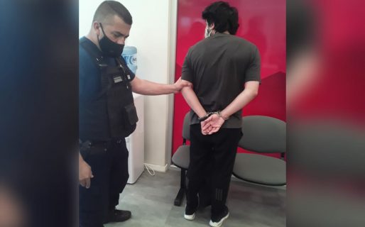 Fue a la aseguradora para hacer un reclamo y terminó detenido por golpear al personal de seguridad