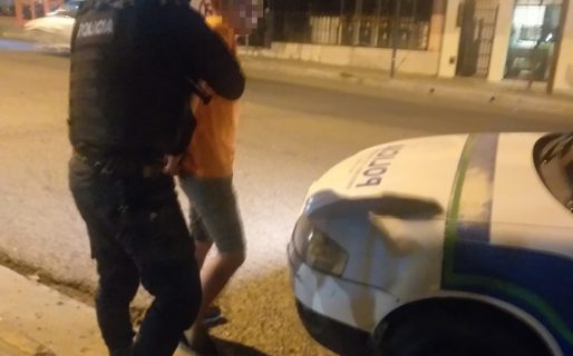 Detuvieron a un hombre por romper vidrios de vehículos con botellas