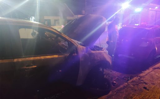 Se incendió una camioneta y un VW Gol en avenida Roca al 1.000