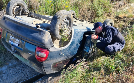 Por una mala maniobra terminó volcando y la auxiliaron dos personas que estaban de paso