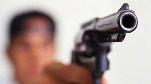 Amenazó con un arma al actual novio de su ex, en presencia del hijo de 11 años