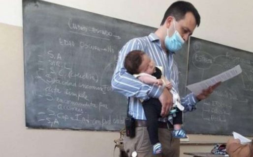 Un profesor cuidó a su hija mientras estudiaba en clase