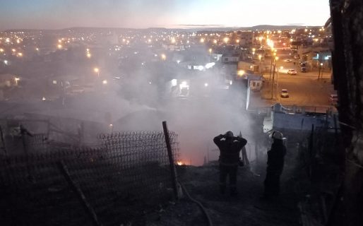En minutos el fuego devoró por completo una vivienda del San Cayetano