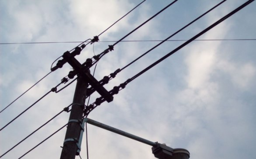 Intentó cortar cables para robarlos y murió electrocutado