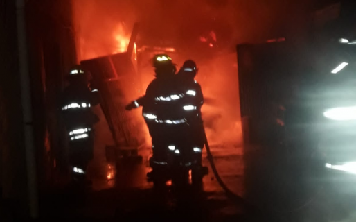 Un desperfecto mecánico habría generado el incendio que acabó con un galpón entero