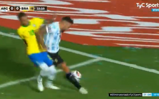 Tras el brutal codazo, Otamendi zafó de la roja pero no de los memes