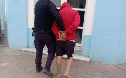 Robaba 7 pares de medias y casi escapa en chancletas