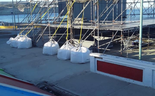 Para que no se vuele, sujetan con bolsones de arena el escenario montado en la Costanera