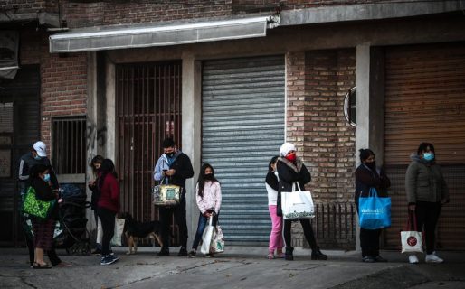 El Gobierno evalúa un bono de fin de año para beneficiarios de programas sociales