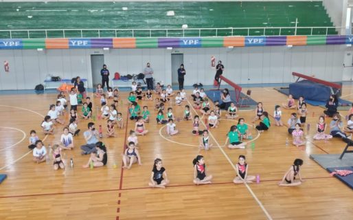 La Escuela Municipal de Gimnasia Acrobática de Km. 5 realiza su gala de fin de año