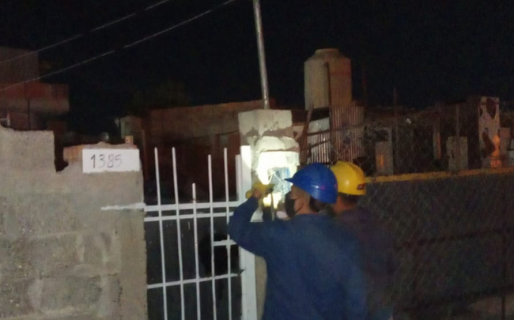 Recibió una descarga eléctrica tras subir a un poste de luz y se encuentra estable