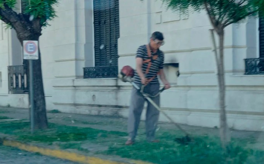 Por un paro de municipales, el intendente salió a cortar el pasto y a juntar la basura
