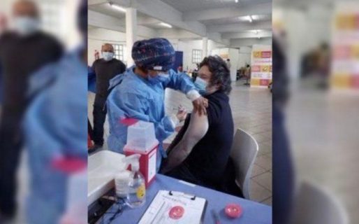 Javier Milei se vacunó contra el coronavirus y estallaron las redes