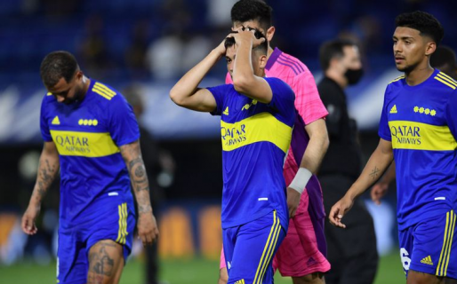 VIDEO: Dos jugadores de Boca casi se van a las piñas en el banco durante la derrota ante Independiente