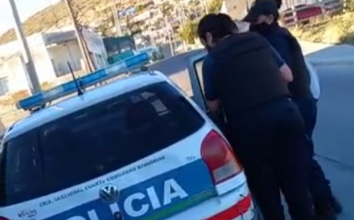 Una mujer le rompió los vidrios a su ex e ingresó a la casa para agredirlo