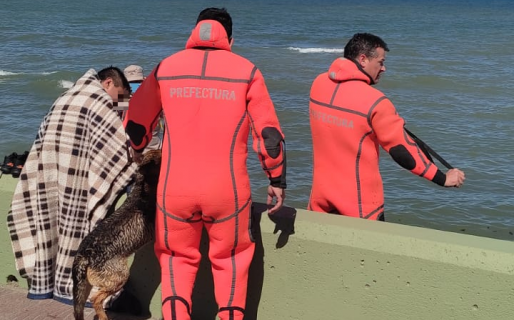 Salvaron de ahogarse a dos niños y un perro atrapados en el mar
