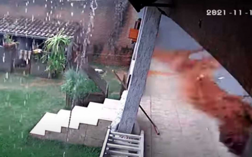 VIDEO: En segundos el agua se apoderó de su casa y salvó su vida de milagro