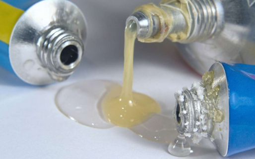 Un joven murió luego de aplicarse pegamento en sus genitales para no embarazar a su novia