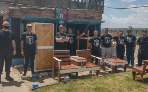 Presos fabricaron y donaron muebles a una familia que perdió todo en un incendio