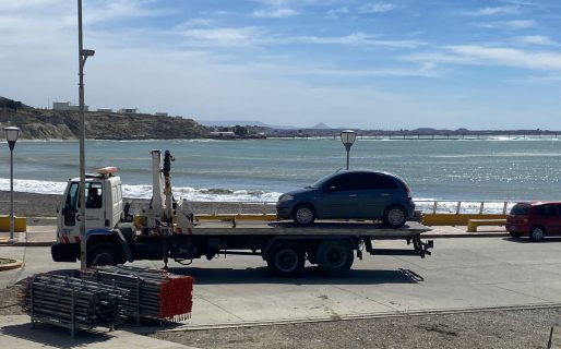 Remueven autos estacionados en la Costanera para armado de un escenario