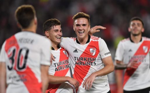 Con un Julián Álvarez imparable, River golea y acaricia el título