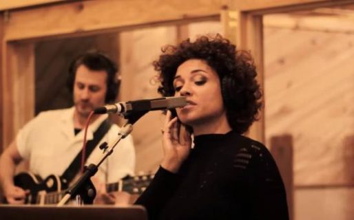 Famosa rockera podría ser imputada por orinar a un fan en concierto