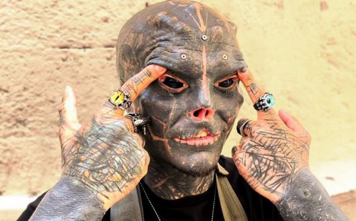 Se cortó dos dedos de cada mano para parecerse aún más a un alien