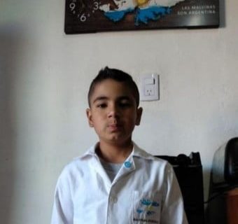 Un nene comodorense pidió que las Islas Malvinas estén bordadas en los guardapolvos y su idea se convirtió en ley