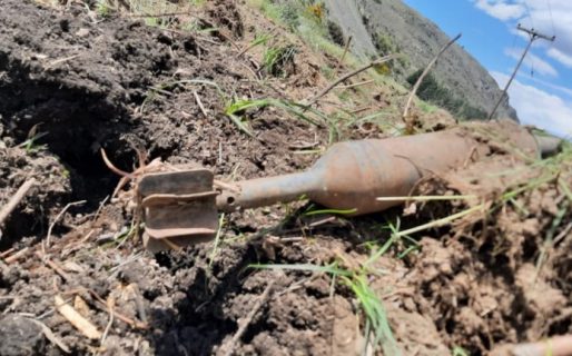 Estaba nivelando el terreno y encontró un viejo artefacto de guerra