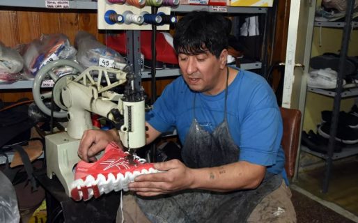 Vestirse en tiempos de crisis: La gente prefiere arreglar su calzado viejo en vez de comprar nuevo