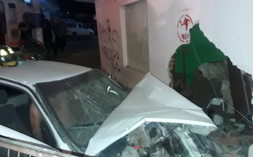 Perdió el control de su vehículo e impactó contra una vivienda