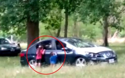 Bajaron del auto a sus hijos para tener sexo y terminaron presos