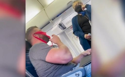 Un hombre se subió a un avión con una bombacha como barbijo y se peleó con una azafata