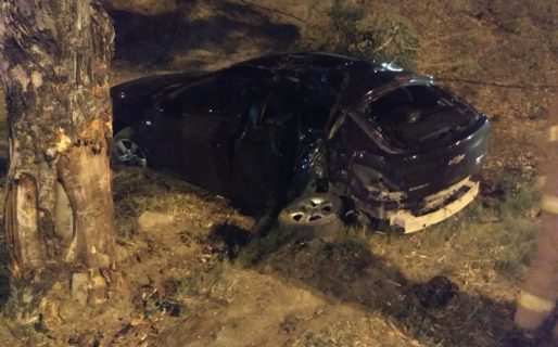 Perdió el control de su auto y chocó contra un árbol en la curva del Papa